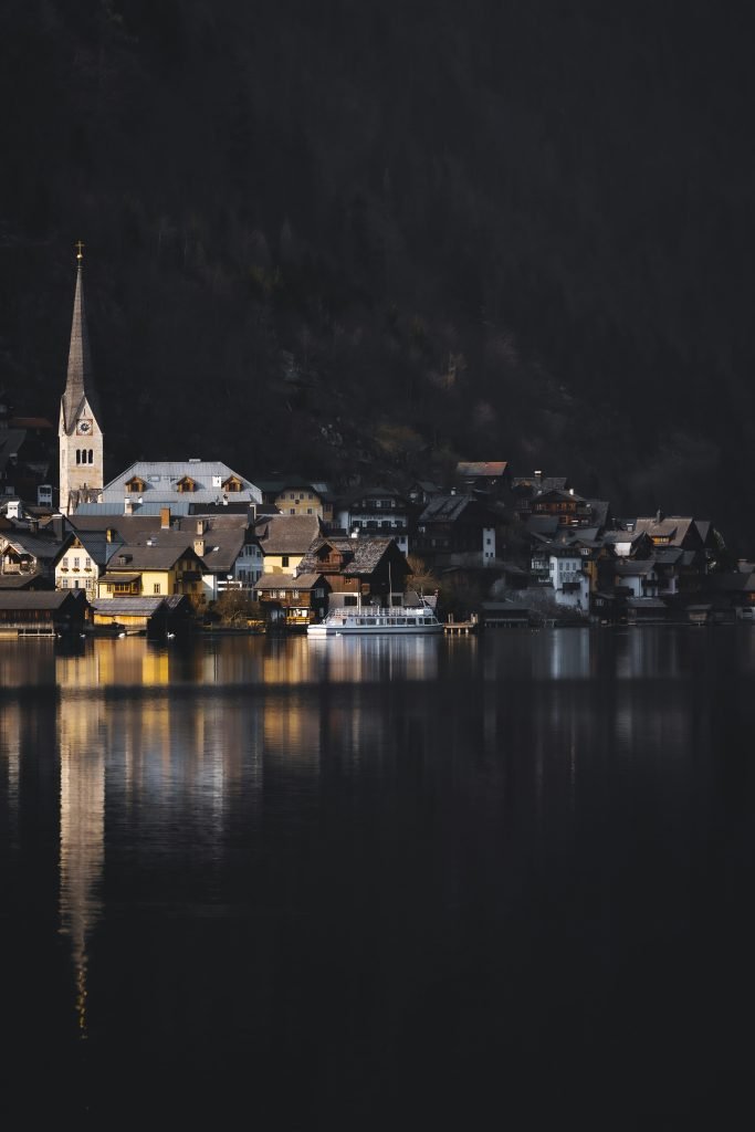 Malerisches Städtchen Sankt Gilgen am See, eingebettet in die majestätischen Berge des Salzkammerguts, ein perfektes Urlaubsziel. Hausbetreuung sorgt dafür, dass Ihr Ferienhaus hier während Ihrer Abwesenheit in Topform bleibt.